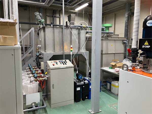 樹脂加工業の老朽化した排水処理設備を更新。狭い搬入口にも対応